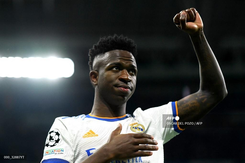 pemain-depan-real-madrid-brasil-vinicius-junior-melambai-kepada-pendukungnya.jpg