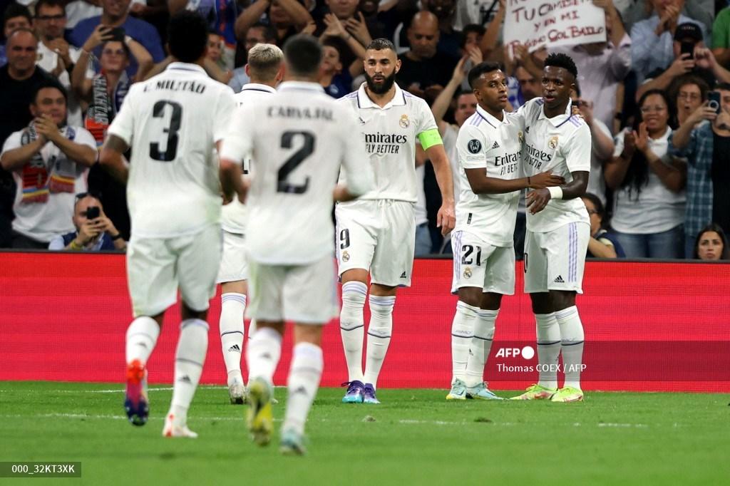 pemain-depan-real-madrid-vinicius-junior-kanan-merayakan-dengan-rekan-setimnya.jpg