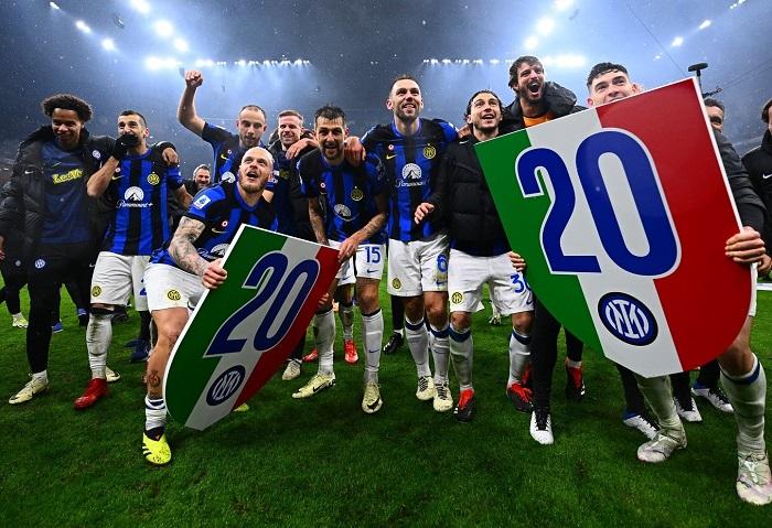 pemain-inter-milan-merayakan-scudetto-di-san-siro-setelah-menumbangkan-ac-milan.jpg