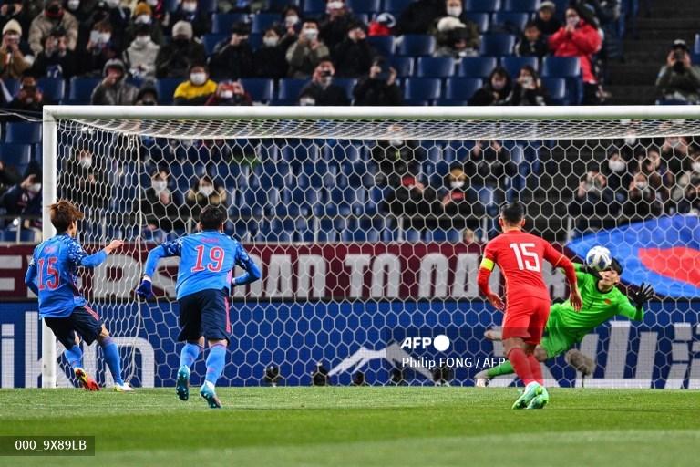 pemain-jepang-yuya-osako-kiri-mencetak-gol-penalti.jpg