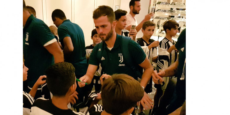 pemain-juventus-miralem-pjanic_20181105_161646.jpg