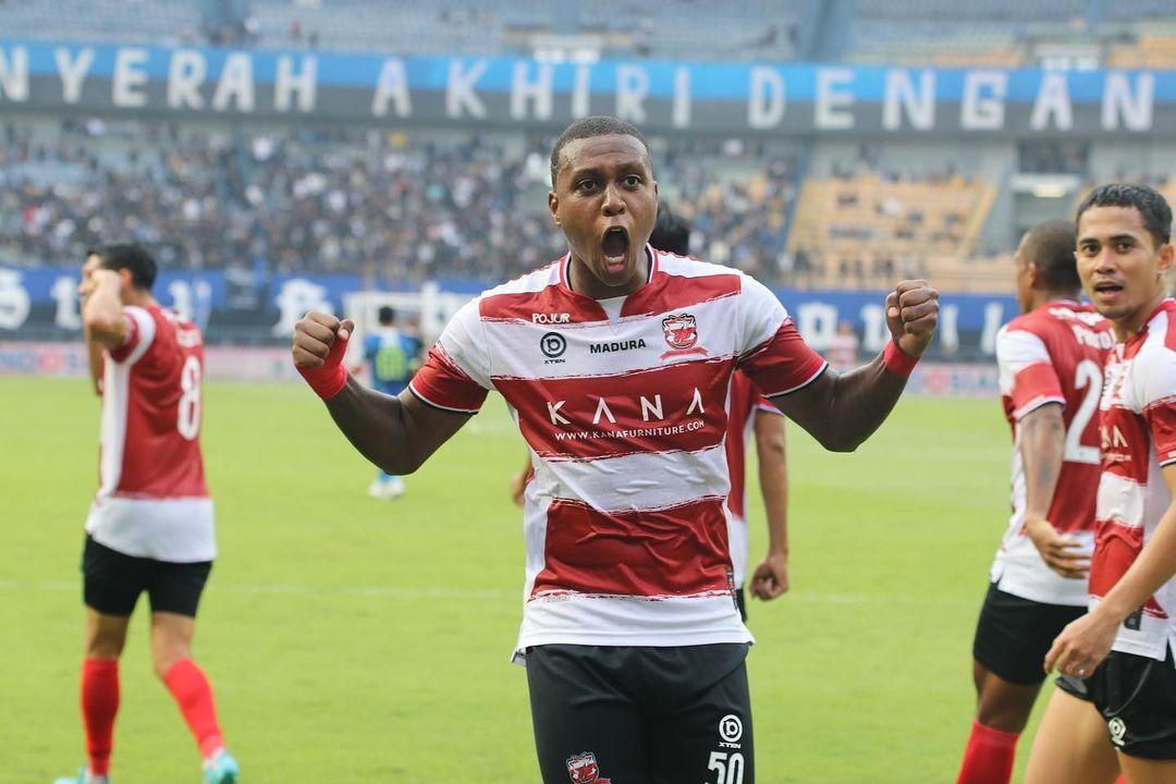 pemain-madura-united-jaja-melakukan-selebrasi-usai-mencetak-gol-di-bri-liga-1-2022.jpg