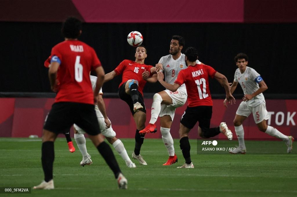 pemain-mesir-emam-ashour-memperebutkan-bola-dengan-gelandang-spanyol-mikel-merino.jpg