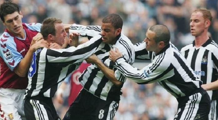pemain-newcastle-united-lee-bowyer-dan-kieron-dyer-berkelahi-saat-bertanding.jpg