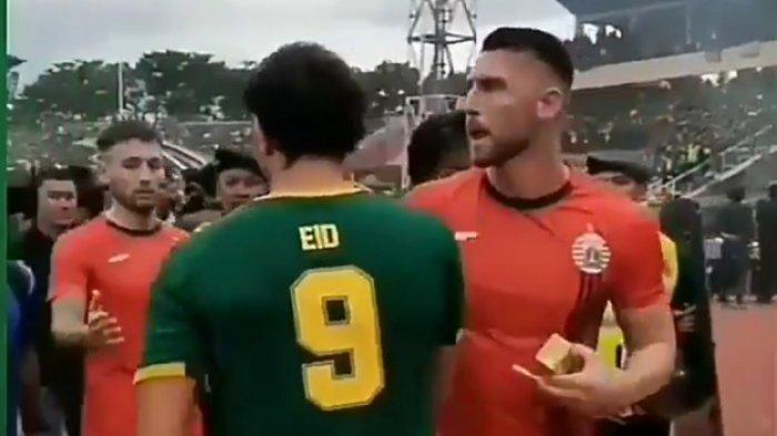 pemain-persebaya-mahmoud-eid-peluk-pemain-persija.jpg