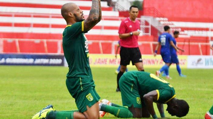 pemain-persebaya-surabaya-david-da-silva-dan-makan-konate.jpg