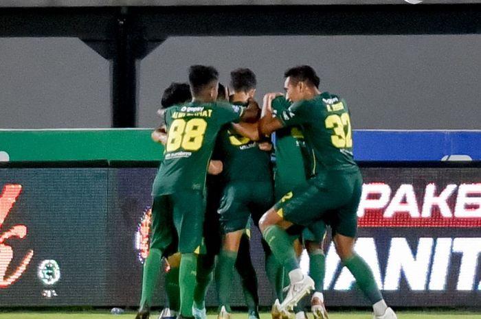 pemain-persebaya-surabaya-melakukan-selebrasi-lawan-arema-fc.jpg