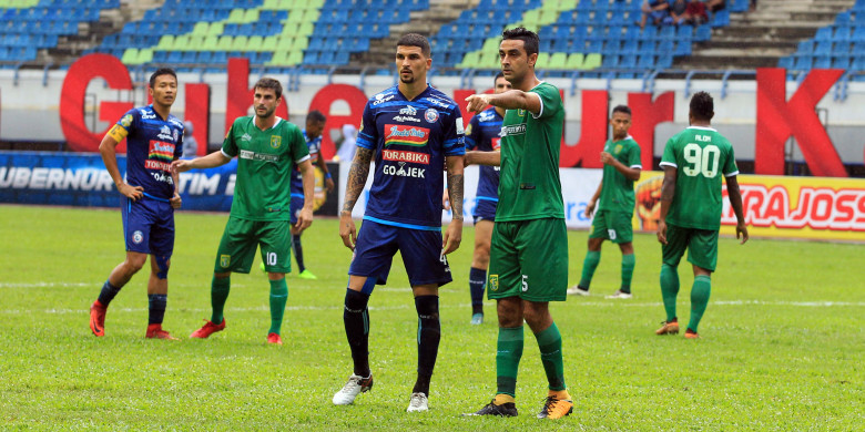 pemain-persebaya-surabaya-otavio-dutra-mengawal-pemain-arema-fc-arthur-cunha_20180430_183835.jpg