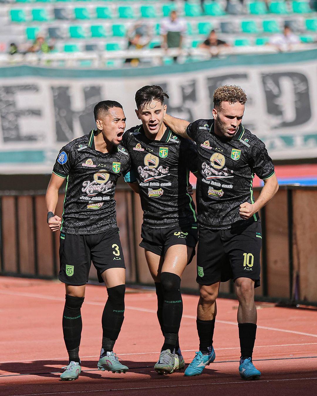 pemain-persebaya-surabaya-reva-adi-kiri-dan-ze-valente-kanan-merayakan.jpg