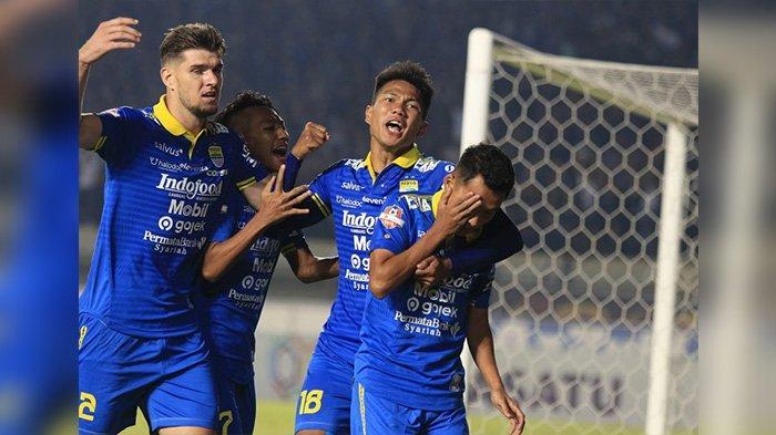pemain-persib-bandung-erwin-ramdani-disambut-rekannya-achmad-jufriyanto.jpg