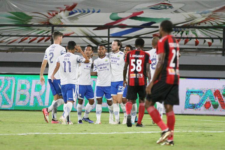 pemain-persib-bandung-merayakan-gol-marc-klok.jpg