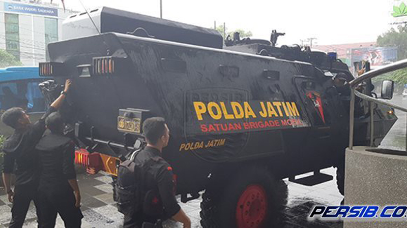 pemain-persib-bandung-naik-rantis-barracuda_20180415_184036.jpg
