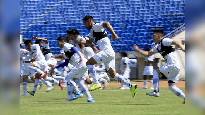 pemain-persib-bandung-omid-nazari-tengah-bersama-rekan-rekannya.jpg