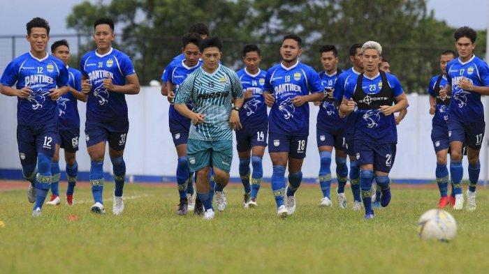pemain-persib-bandung-pemanasan.jpg