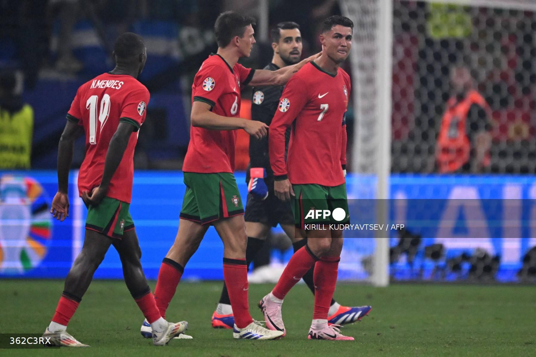 pemain-portugal-cristiano-ronaldo-menangis-usai-gagal-cetak-gol-penalti.jpg