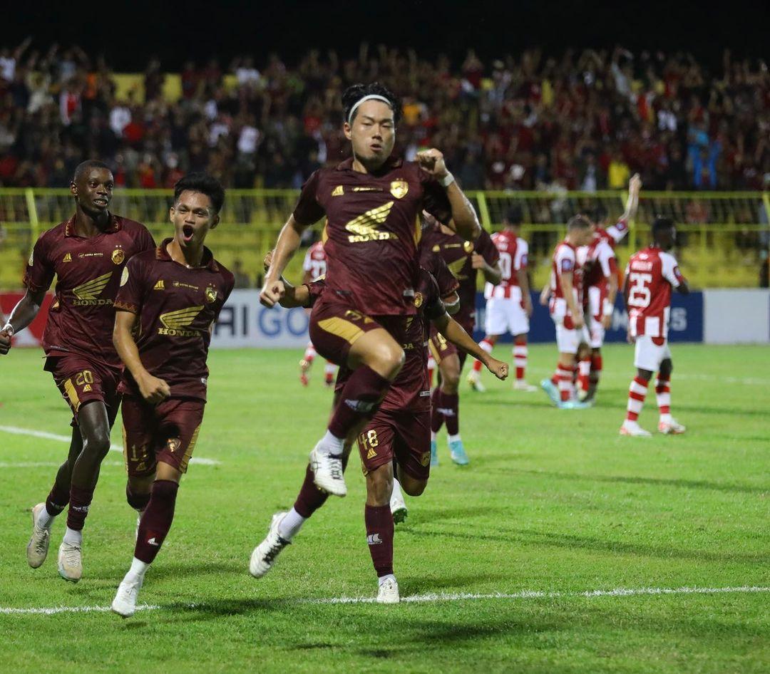 pemain-psm-makassar-kenzo-nambu-melakukan-selebrasi-setelah-mencetak-gol.jpg