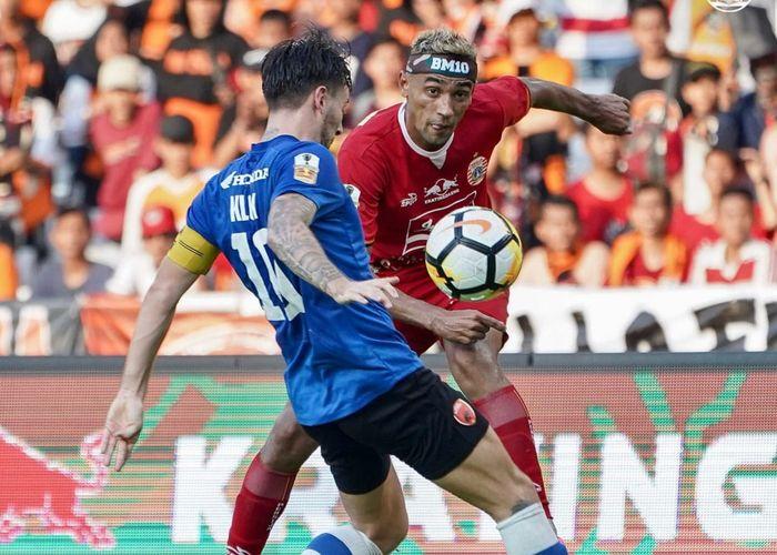 pemain-psm-makassar-mencoba-menghalau-tendangan.jpg