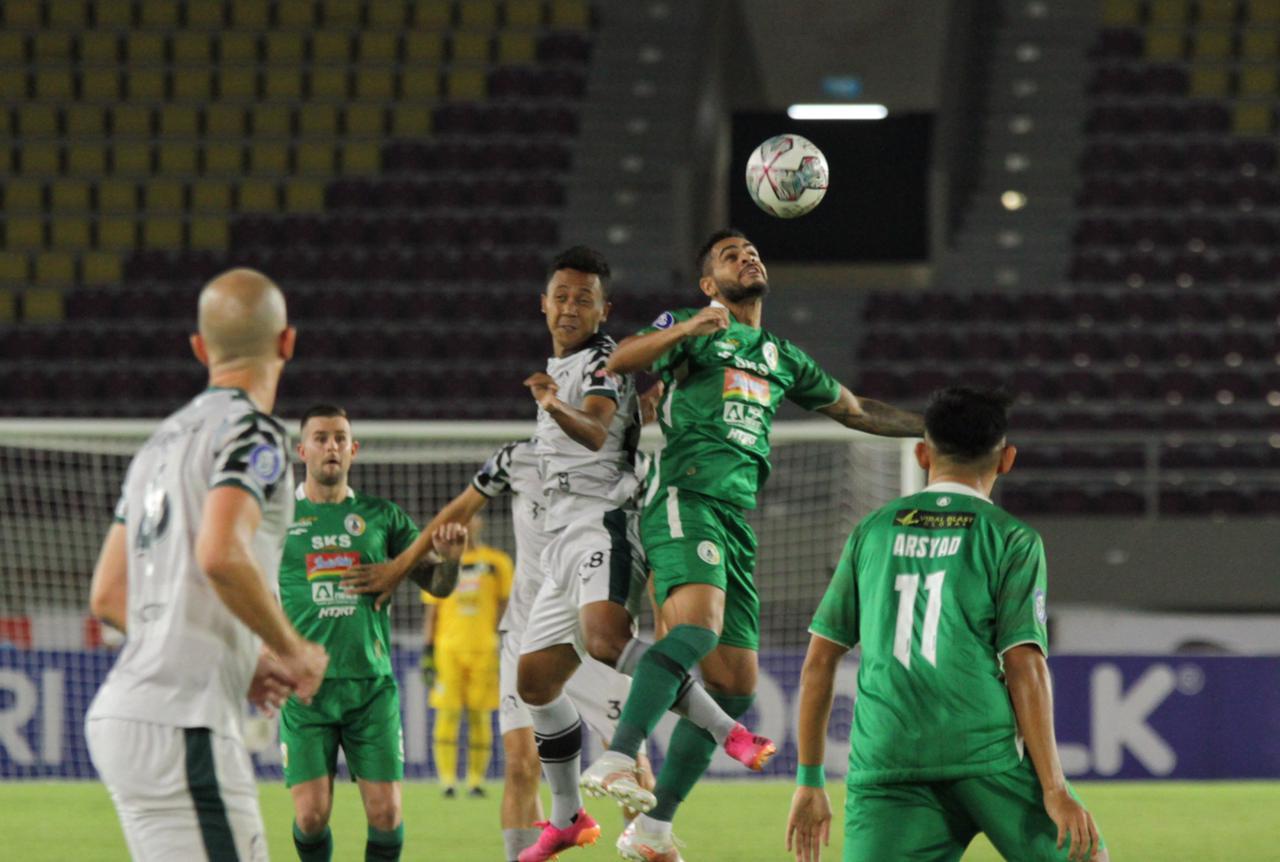 pemain-pss-sleman-juninho-berduel-udara-dengan-pemain-persikabo-roni-sugeng.jpg