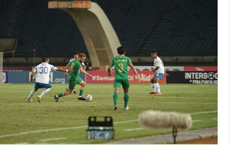 pemain-pss-sleman-ze-valente-tengah-ketika-menguasai-bola.jpg