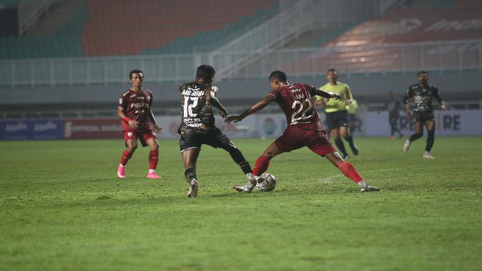 pemain-rans-cilegon-fc-dan-persis-solo-saling-berebut-bola.jpg
