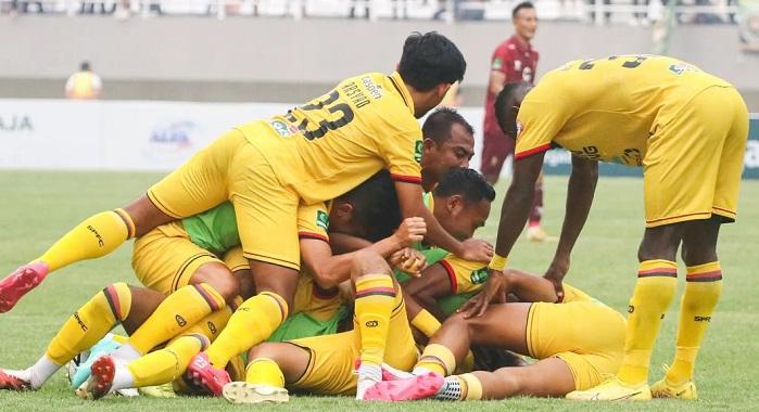 pemain-semen-padang-berselebrasi-di-lapangan.jpg