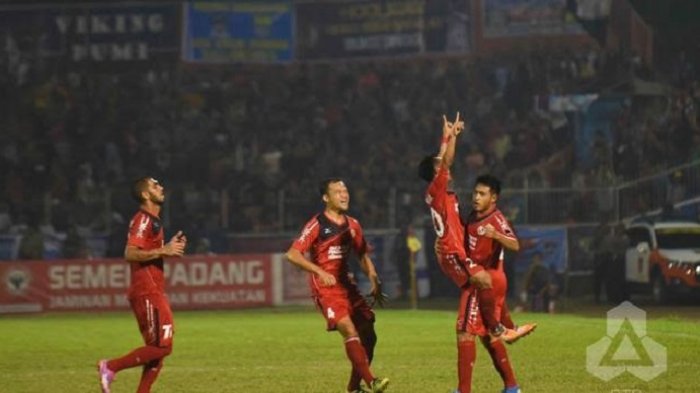 pemain-semen-padang-saat-merayakan-gol-kemenangan_20170214_202419.jpg