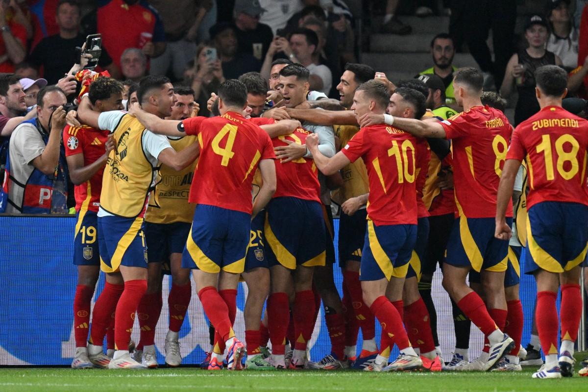 pemain-spanyol-selebrasi.jpg