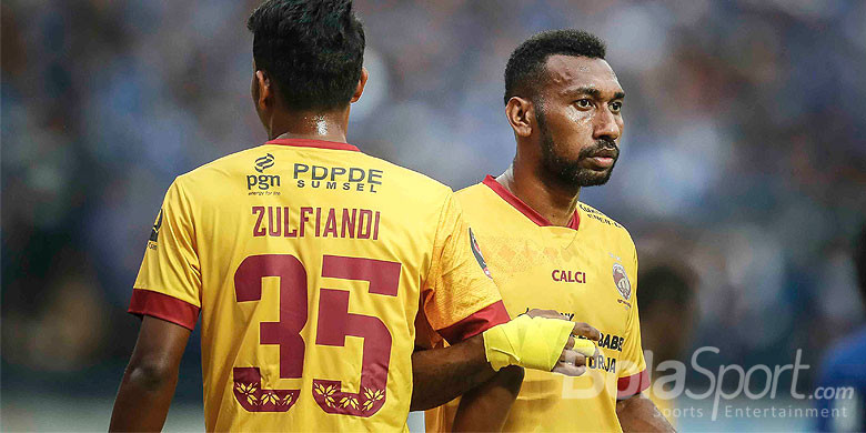 pemain-sriwijaya-fc-zulfiandi-kiri-dan-patrich-wanggai_20180221_021726.jpg