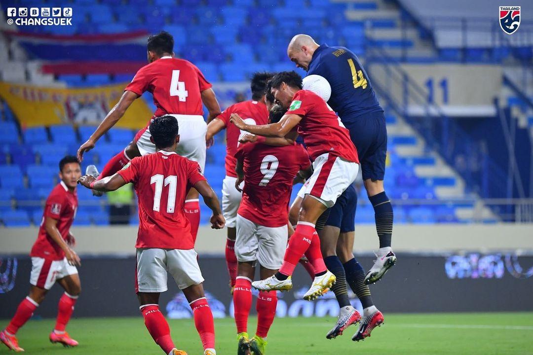 pemain-thailand-dikepung-oleh-beberapa-pemain-timnas-indonesia.jpg