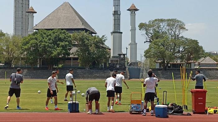 pemain-timnas-indonesia-menjalani-latihan-di-stadion-sriwedari-minggu-1092023-siang.jpg