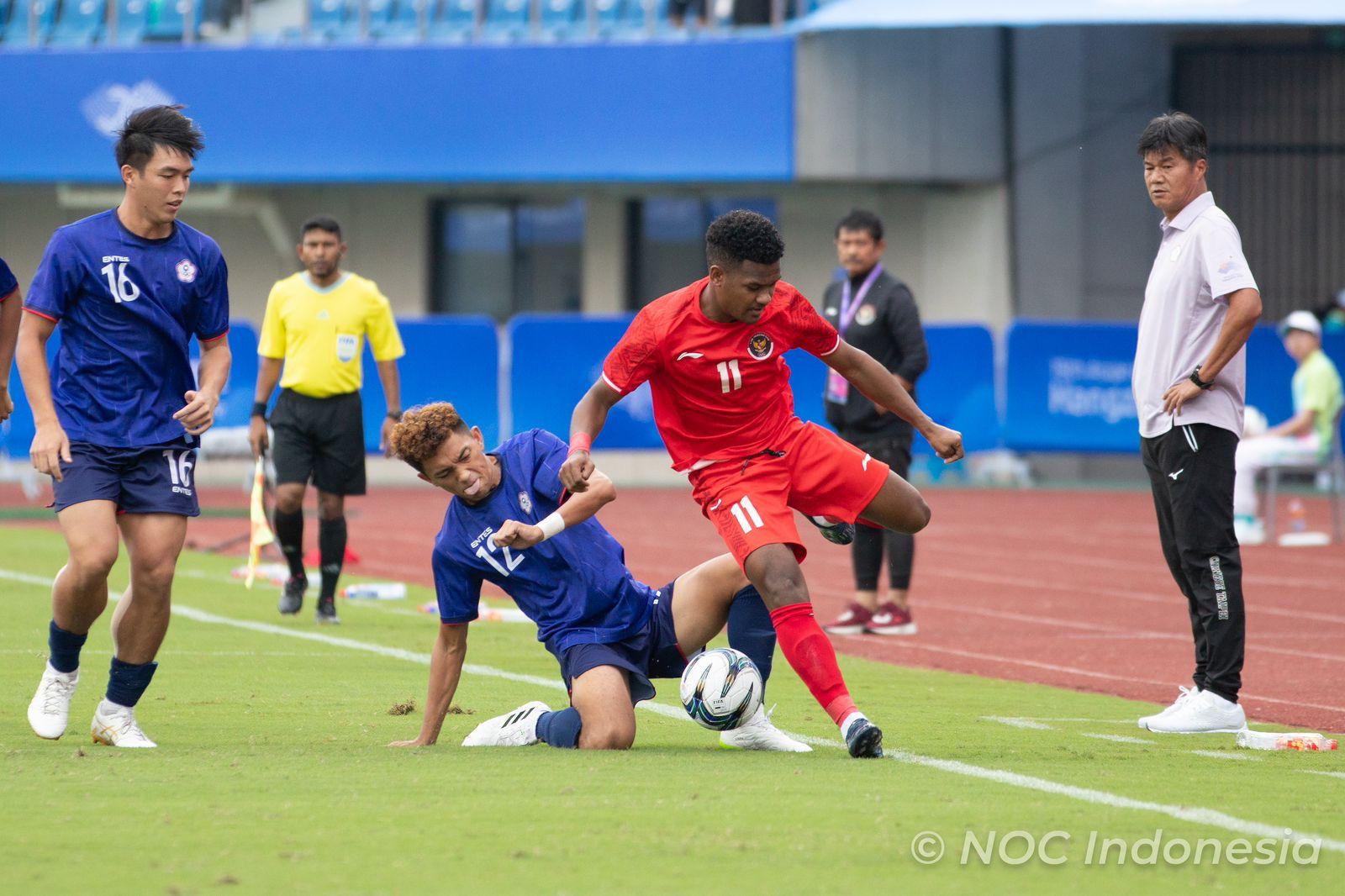 pemain-timnas-indonesia-ramai-rumakiek-menghindari-jegalan.jpg