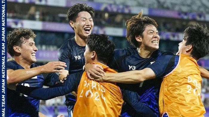 pemain-timnas-jepang-saat-merayakan-kemenangan-di-olimpiade-paris-2024.jpg