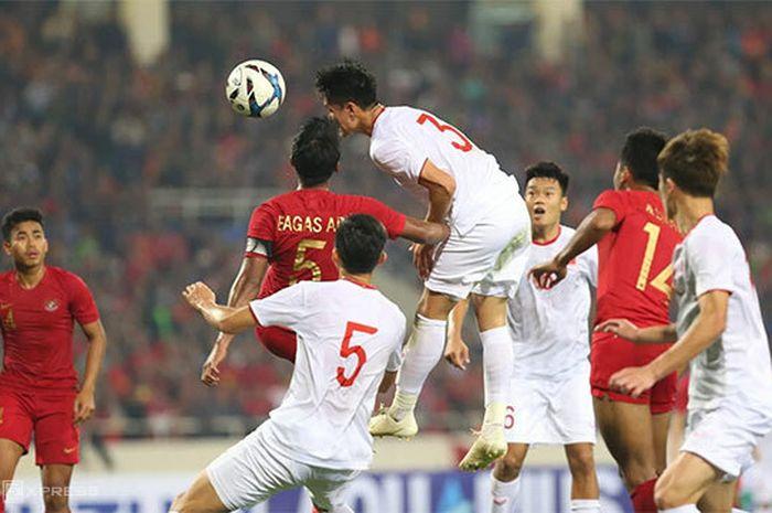 pemain-timnas-u-23-indonesia-duel-dengan-pemain-vietnam.jpg