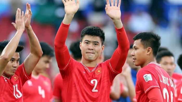 pemain-vietnam-do-duy-manh-tengah-sedang-bertepuk-rangan-ke-arah-suporter-yang-mendukunngnya.jpg