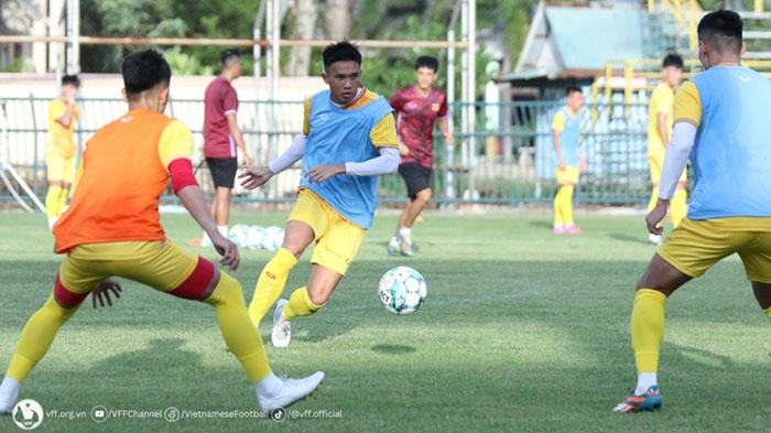 pemain-vietnam-u23-menjalani-persiapan-jelang-laga-perdana-piala-aff-u23-2023.jpg