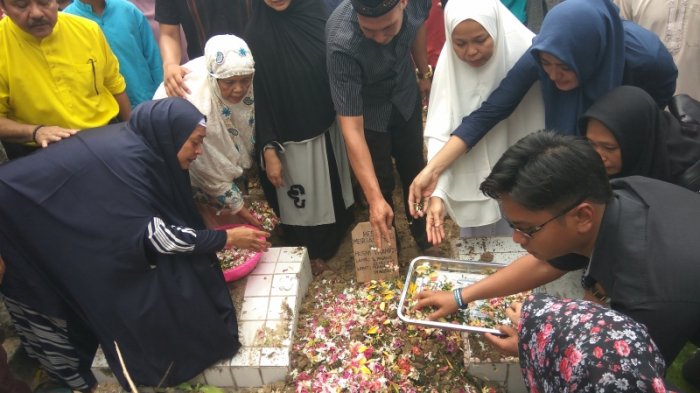pemakaman-dr-ryan-thamrin_20170804_143950.jpg