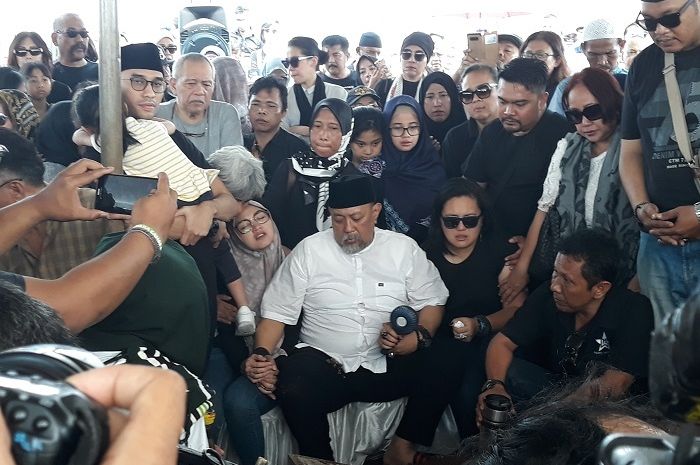 pemakaman-istri-indro_20181010_141256.jpg