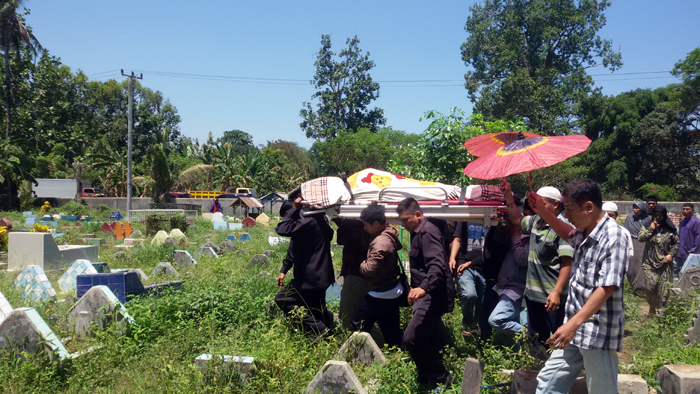 pemakaman-jenazah-kepala-sekretariat-dpd-pdip-sulsel_20150826_115056.jpg