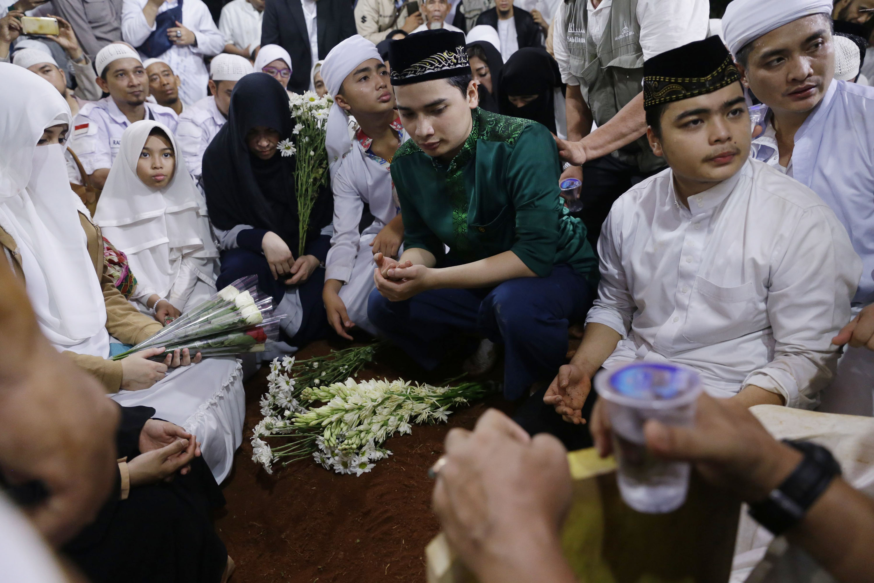 pemakaman-jenazah-ustaz-arifin-ilham_20190524_050100.jpg