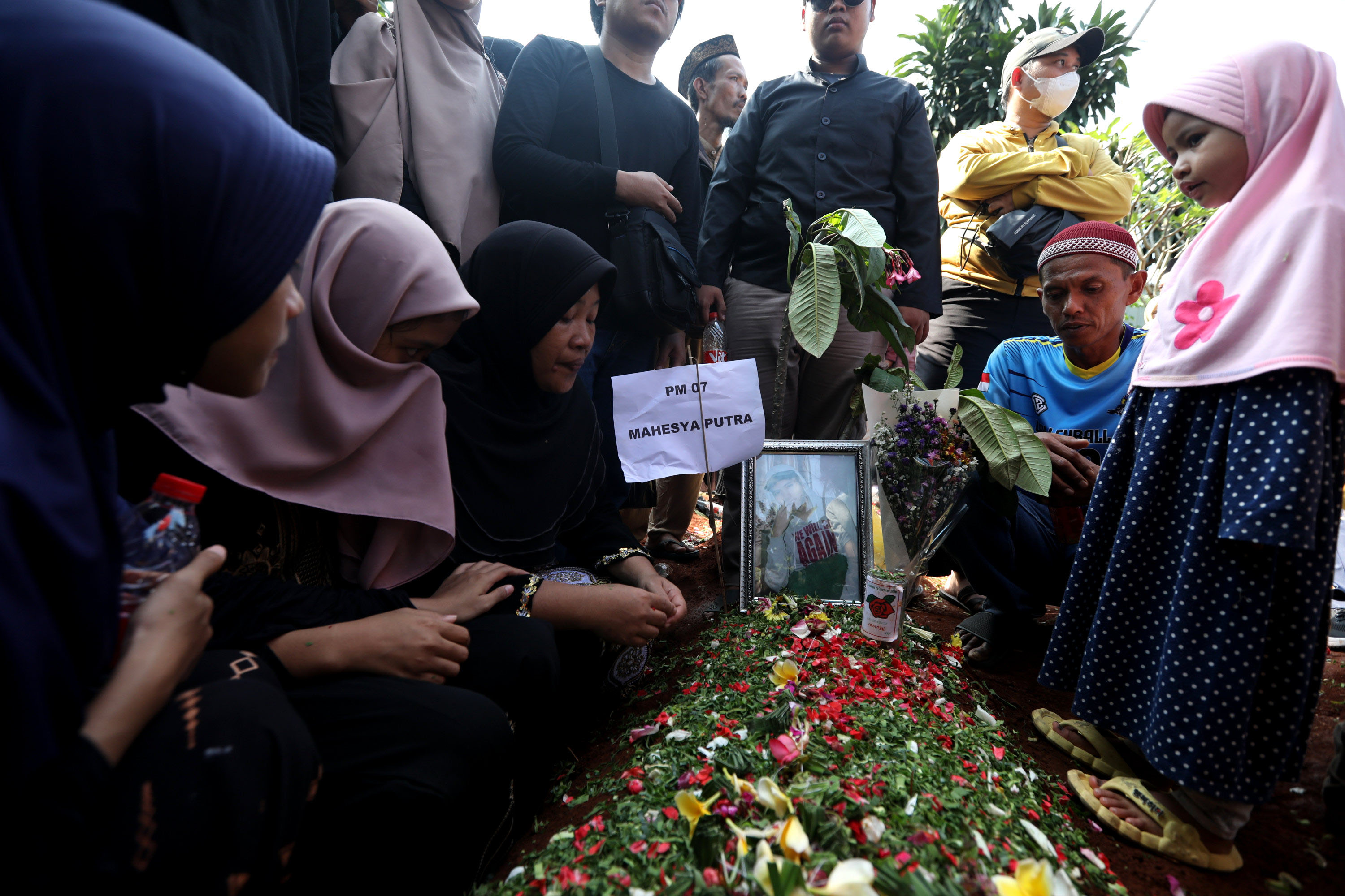 pemakaman-korban-kecelakaan-bus-di-subang_20240512_184830.jpg