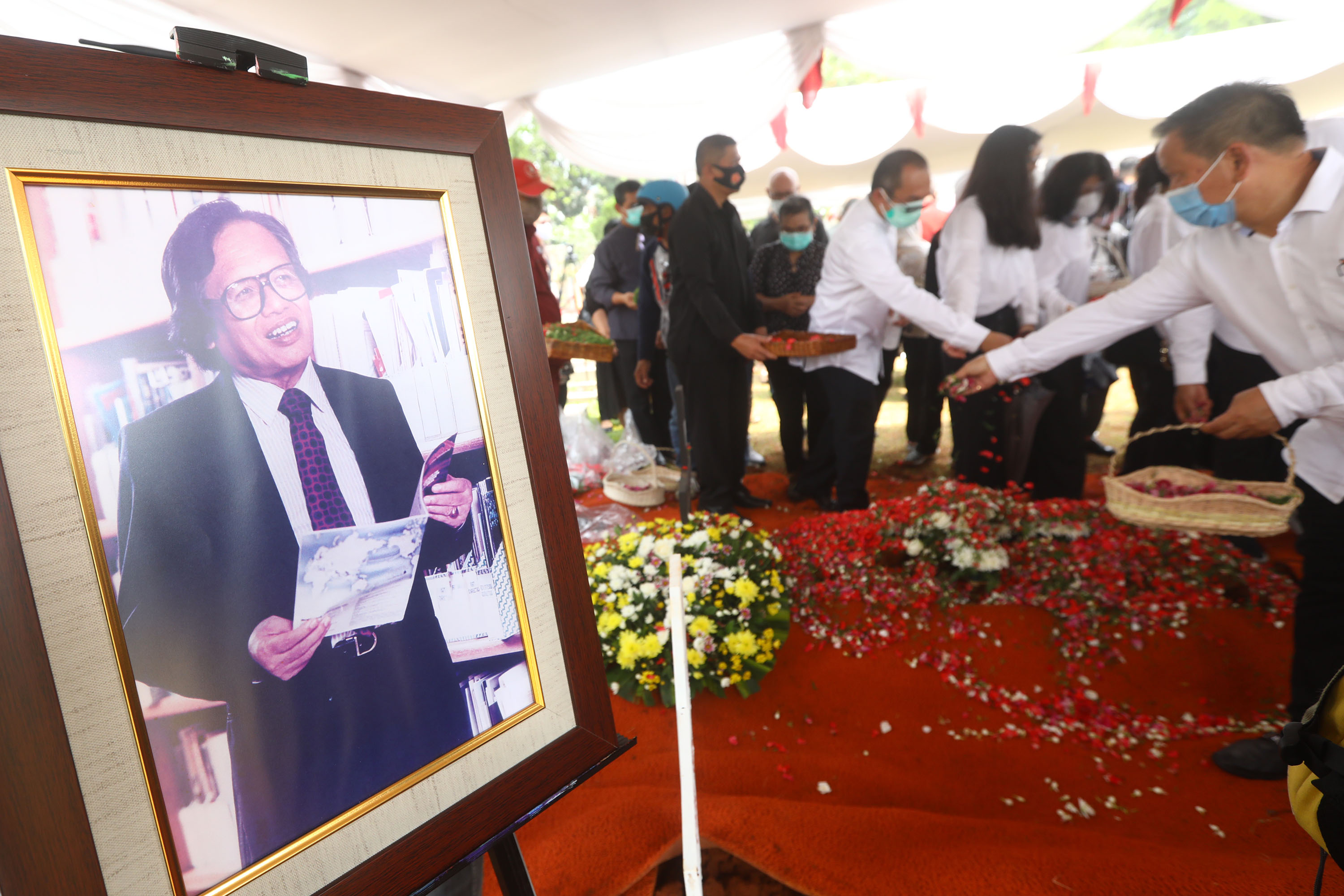 pemakaman-pendiri-kompas-gramedia-jakob-oetama-di-tmp-kalibata_20200910_175751.jpg