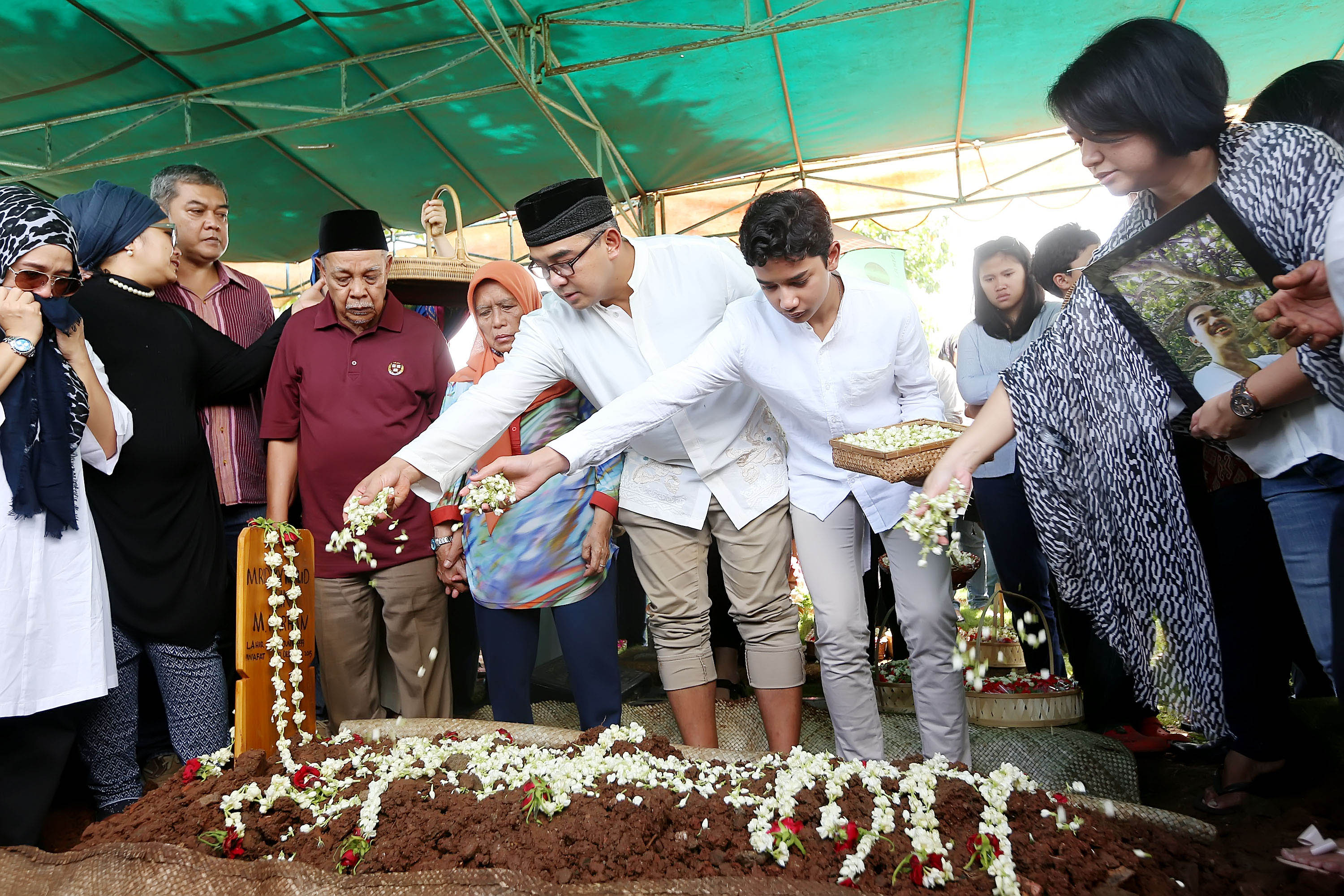 pemakaman-putra-pertama-farhan_20151222_165250.jpg
