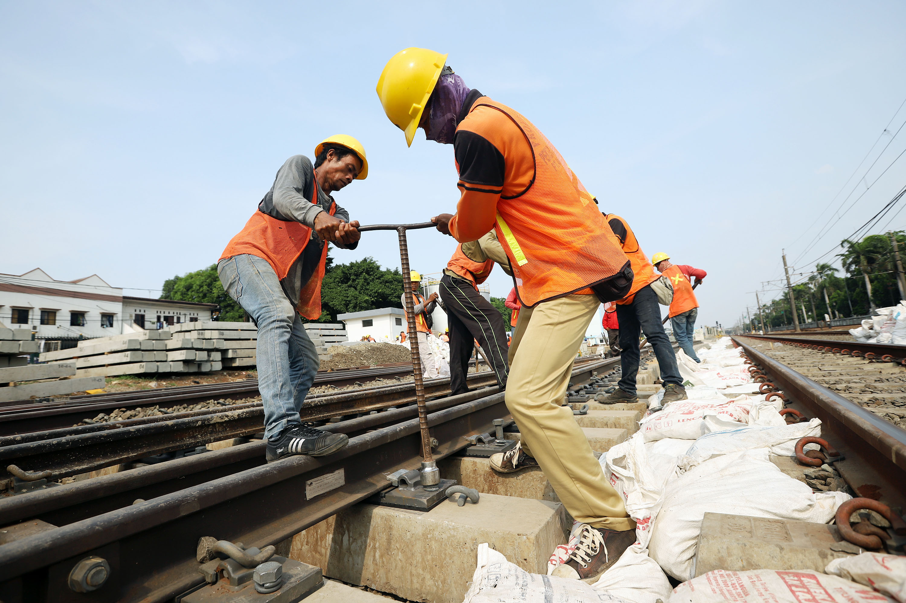 pemasangan-wesel-jalur-kereta-api_20191125_160503.jpg