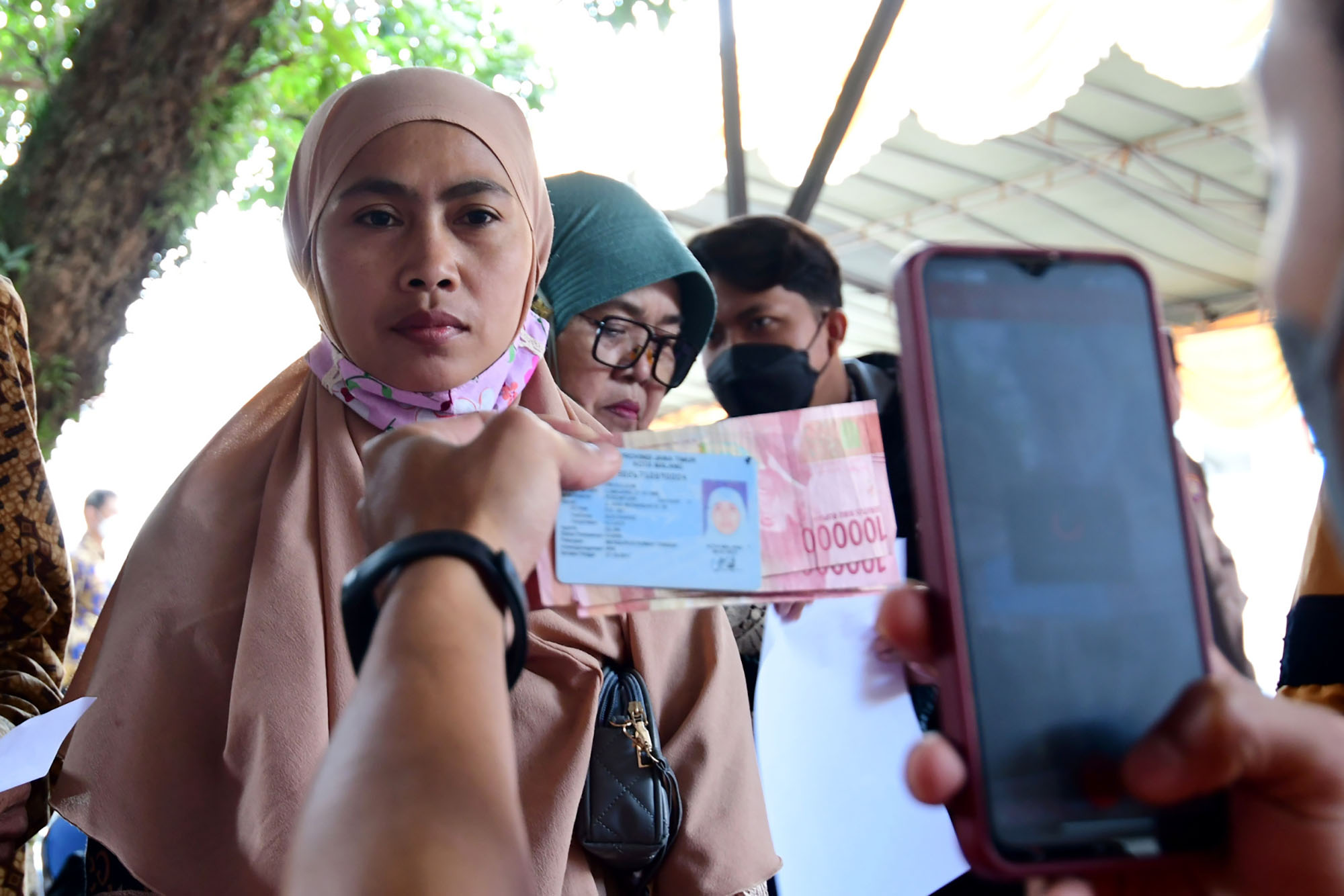 pembagian-blt-bbm-di-kota-malang_20220908_132808.jpg