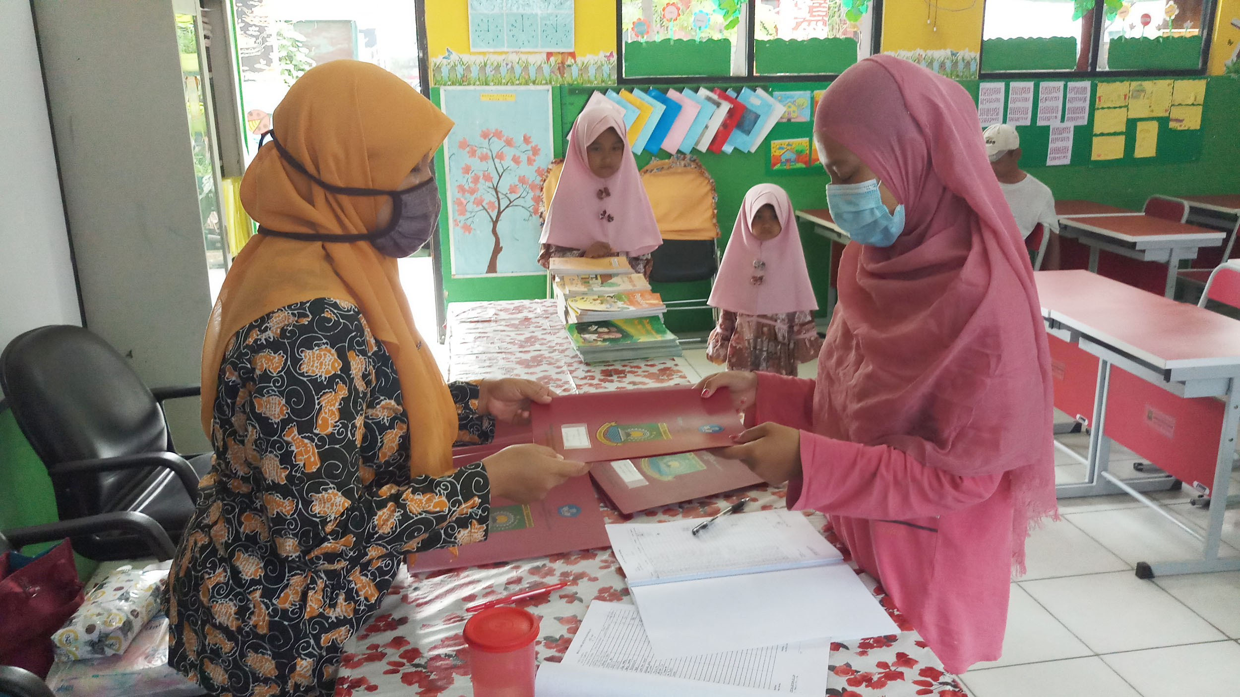 pembagian-rapor-bergilir-ditengah-pandemi-covid-19_20200703_120141.jpg