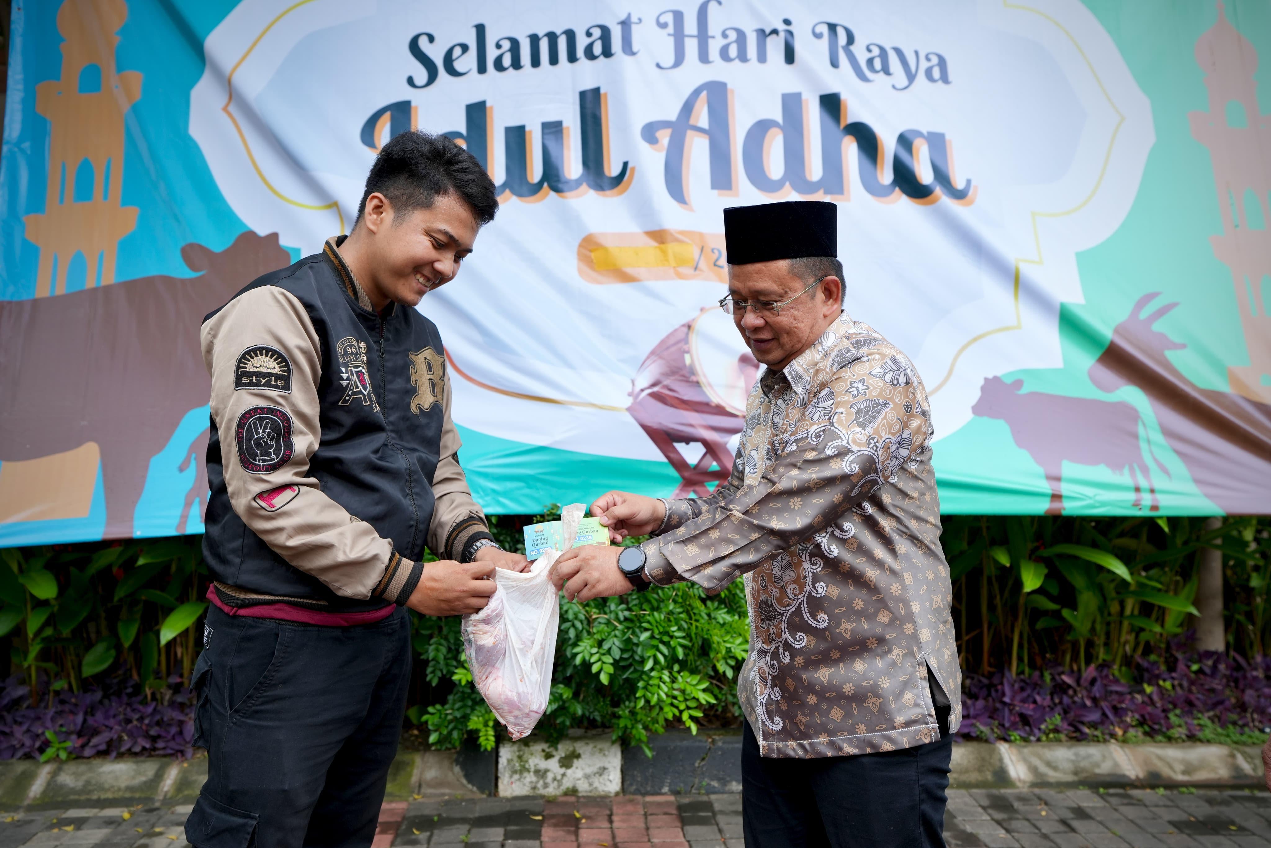 pembagiandagingkurban12wqea.jpg
