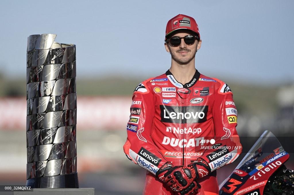 pembalap-ducati-francesco-bagnaia-berpose-untuk-foto-di-valencia.jpg