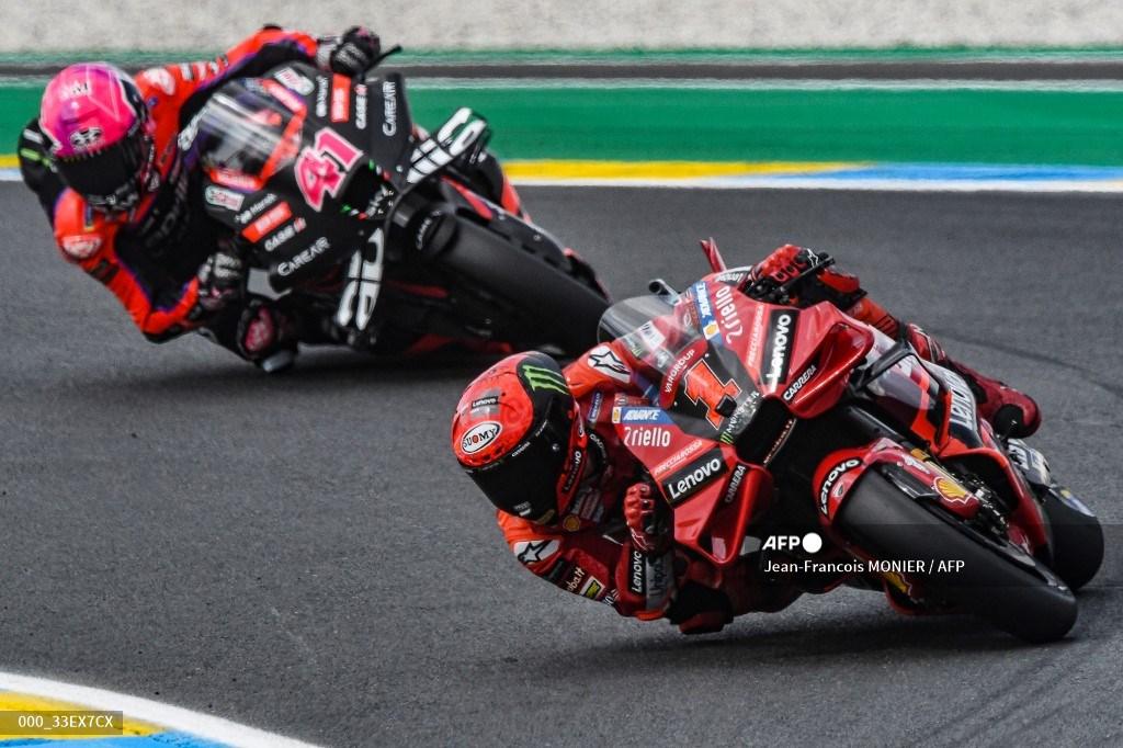 pembalap-ducati-francesco-bagnaia-kanan-dan-rivalnya-dari-aprilia-racing.jpg