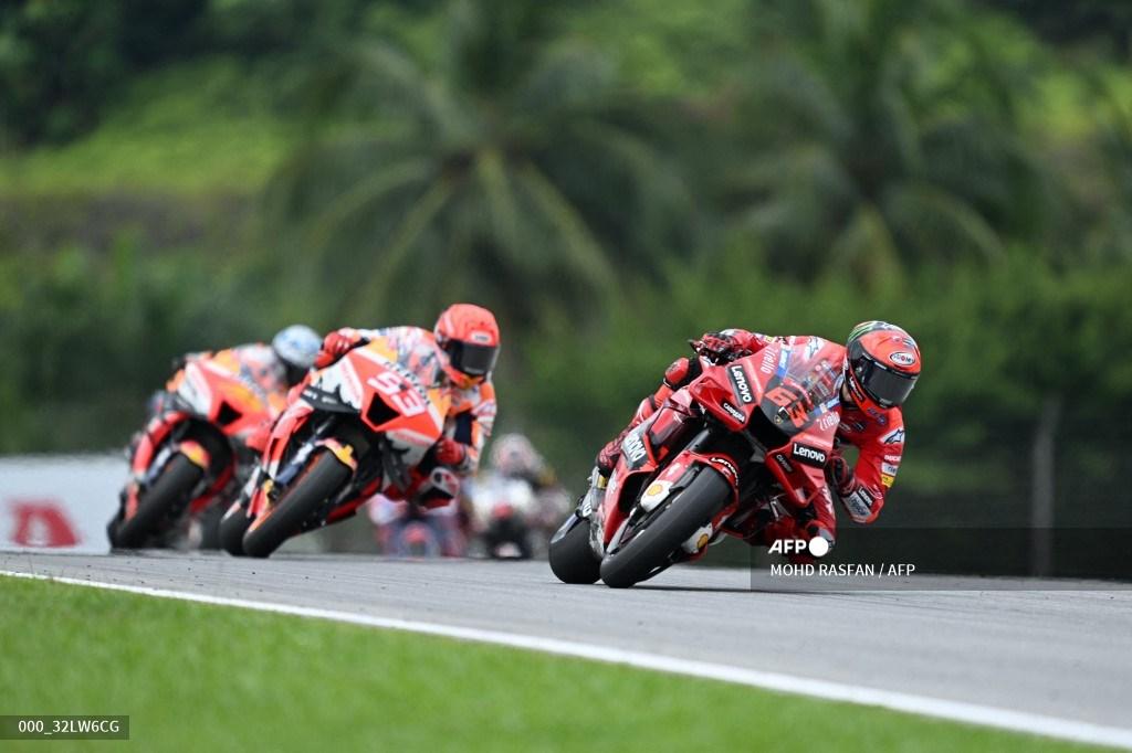 pembalap-ducati-lenovo-francesco-bagnaia-kanan-melaju-di-depan-marc-marquez.jpg