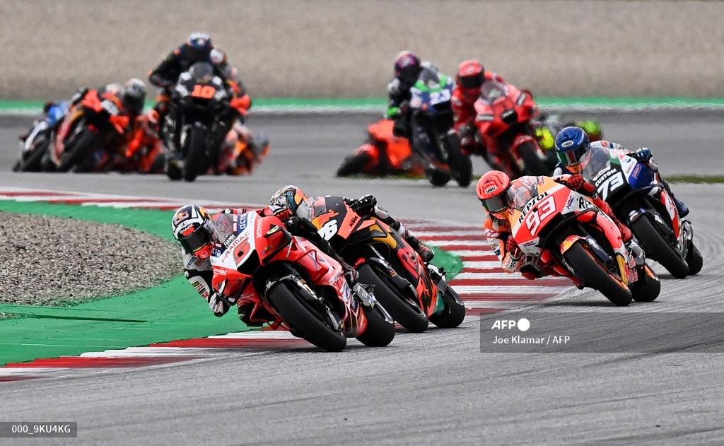 pembalap-ducati-pramac-johann-zarco-kiri-dan-pembalap-honda-marc-marquez.jpg